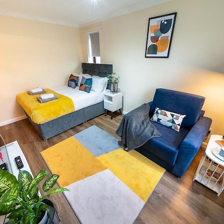 Grange Studio Apartment - Heathrow Staines-upon-Thames Extérieur photo