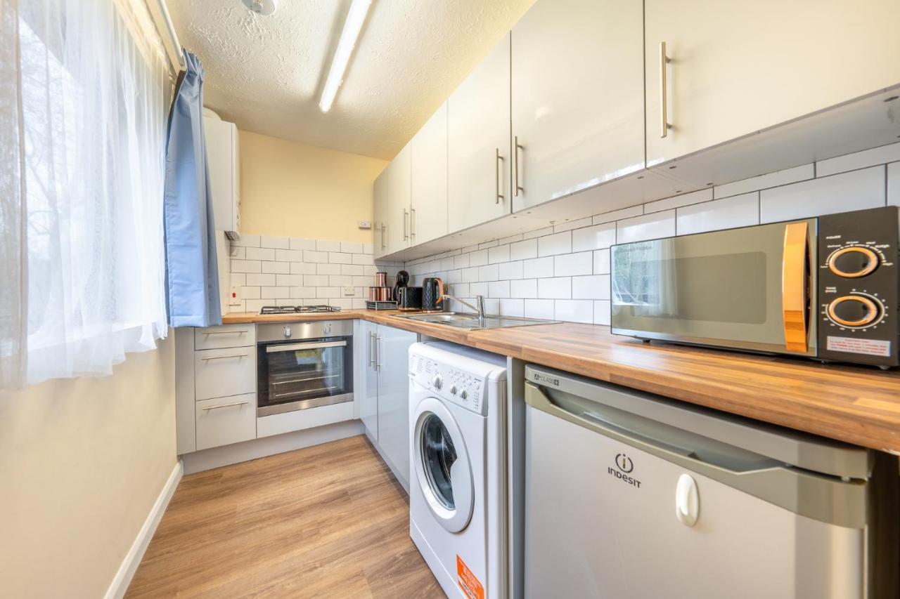 Grange Studio Apartment - Heathrow Staines-upon-Thames Extérieur photo