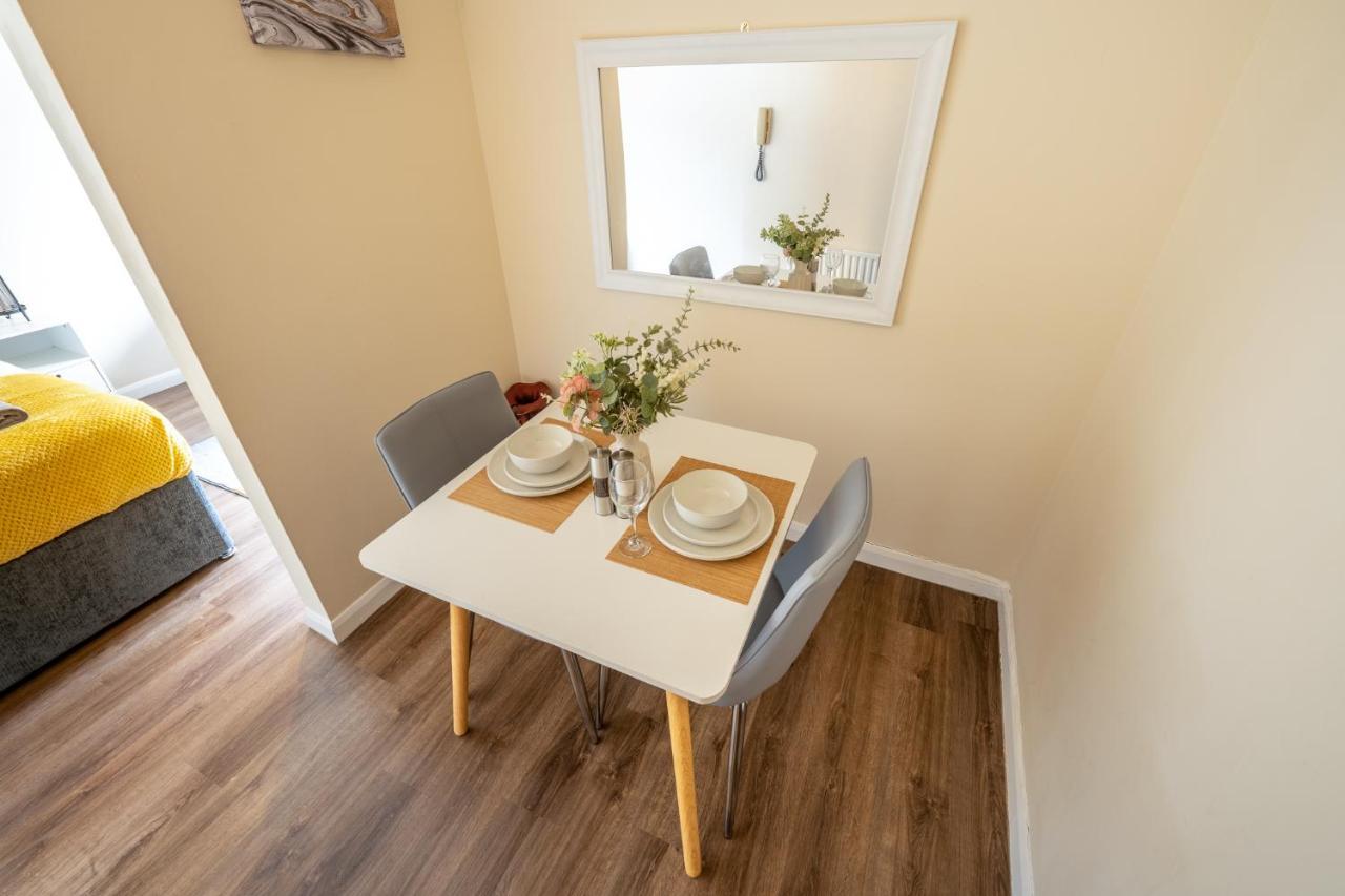 Grange Studio Apartment - Heathrow Staines-upon-Thames Extérieur photo