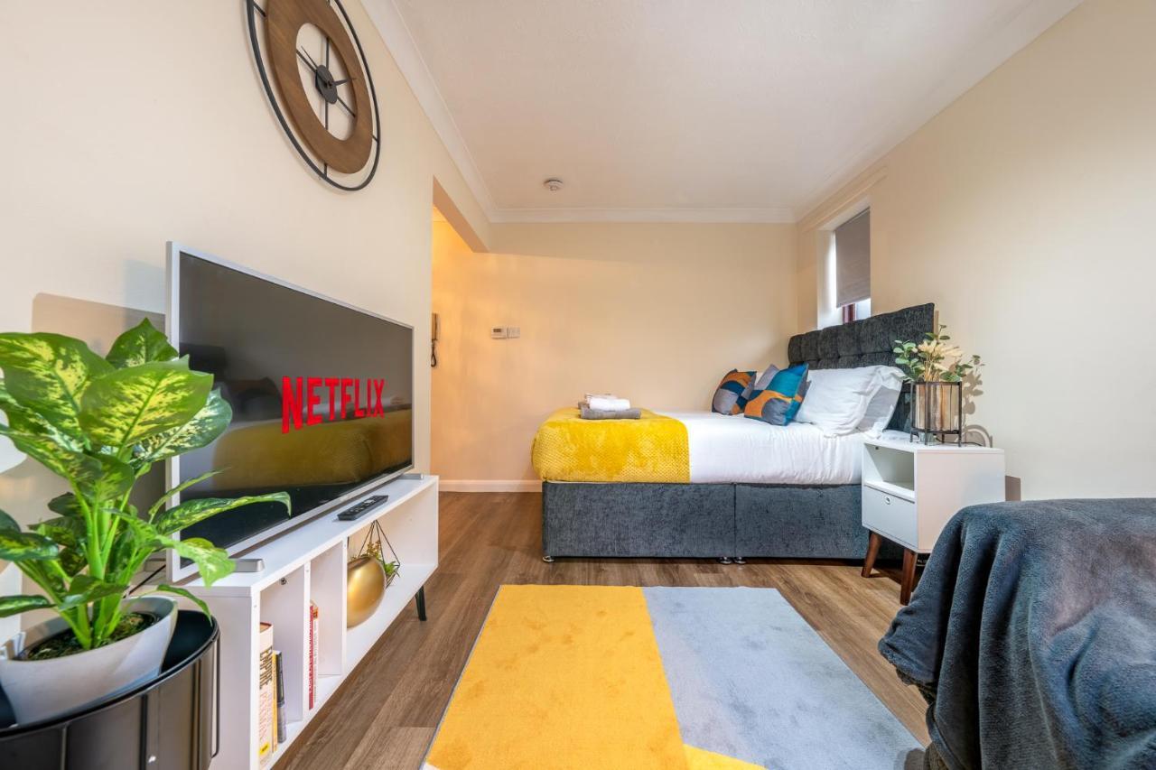 Grange Studio Apartment - Heathrow Staines-upon-Thames Extérieur photo