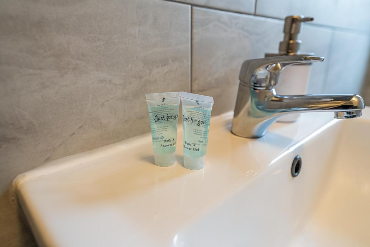 Grange Studio Apartment - Heathrow Staines-upon-Thames Extérieur photo