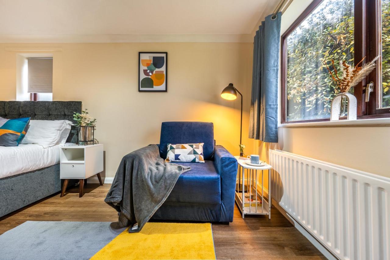 Grange Studio Apartment - Heathrow Staines-upon-Thames Extérieur photo