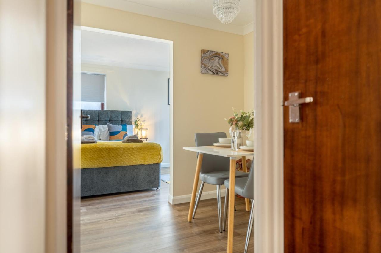 Grange Studio Apartment - Heathrow Staines-upon-Thames Extérieur photo
