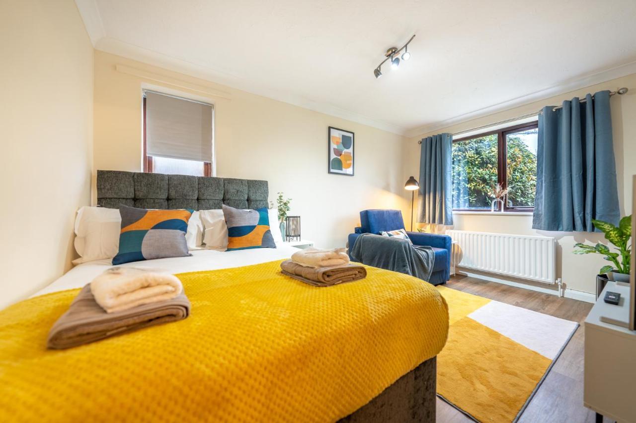 Grange Studio Apartment - Heathrow Staines-upon-Thames Extérieur photo