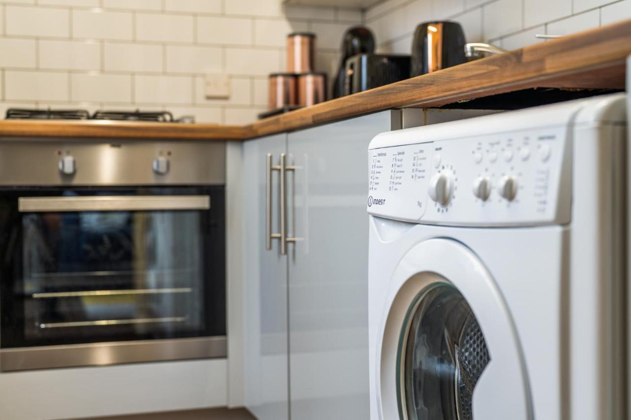 Grange Studio Apartment - Heathrow Staines-upon-Thames Extérieur photo