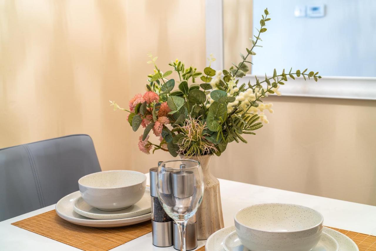 Grange Studio Apartment - Heathrow Staines-upon-Thames Extérieur photo